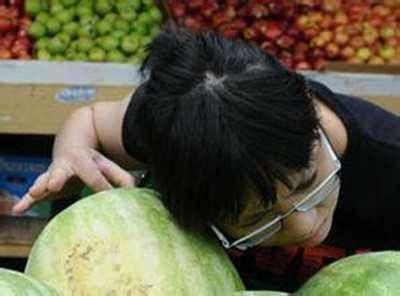 甘肃女人买瓜吃瓜视频,女人买瓜吃瓜的欢乐时光