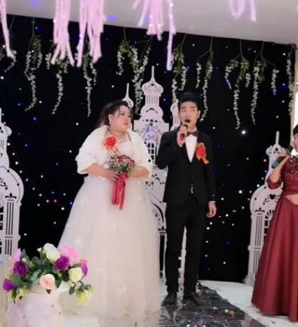 新郎婚礼现场吃瓜,笑料百出