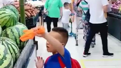 舅舅们比赛吃瓜,一场舌尖上的欢乐盛宴