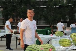 大型吃瓜现场路人图片